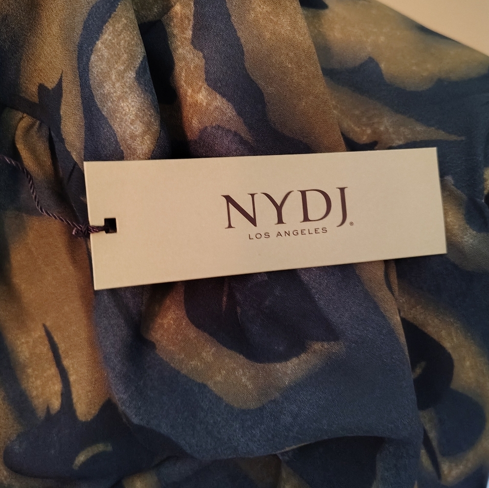 💙 NYDJ Blue & Tan Print Blouse 💙 - Picture 6 of 7
